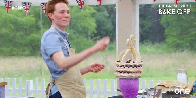 Darling, your crown is simply FABULOUS! 💙 #GBBOFinal https://t.co/r8Oe0Fut8N