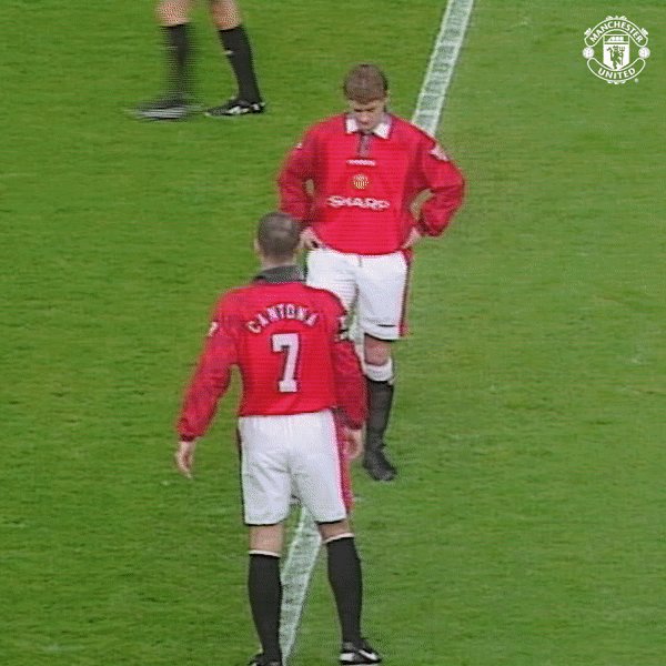 A reminder that Eric Cantona once kicked off a game v Liverpool with a rabona, because he's Eric Cantona. ๐คทโโ๏ธ #MUFC