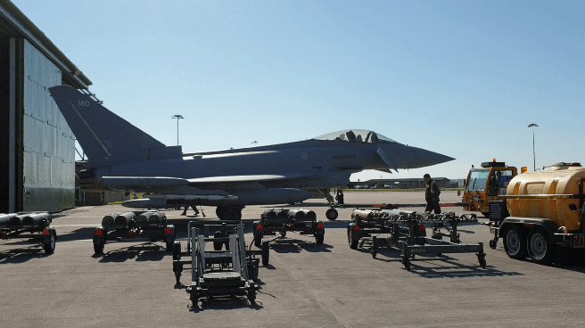 The flying programme is coming to a close for today, with sorties supporting Exercise #JointWarrior. Here's one of our #Typhoons being manoeuvred into its hangar by our ground crew. Huge thanks to all at Lossie who have been supporting the Exercise so far!
#NoOrdinaryJob