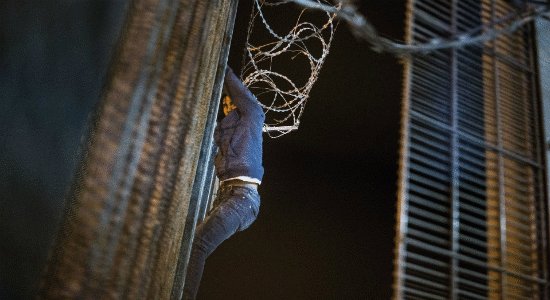 Veel jongens uit Marokko proberen Europa te bereiken via de Spaanse exclave Melilla. Correspondent Koen Greven reisde met ze mee van Fez naar Melilla, naar Brussel en Heerhugowaard. "In Europa krijg je zo tweeduizend euro per maand. Dat wil ik ook"
https://www.nrc.nl/nieuws/2019/04/18/dolende-jongens-a3957420 …