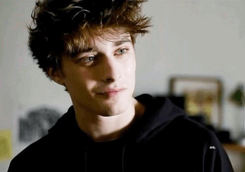 스캄 프랑스 본사람.. 남주가 학생인데 성 정체성을 찾아간다는 줄거리임 근데 찾는데 몇화 안걸리고 그냥 연애하는거 감상하는 드라마 짤은 남주...