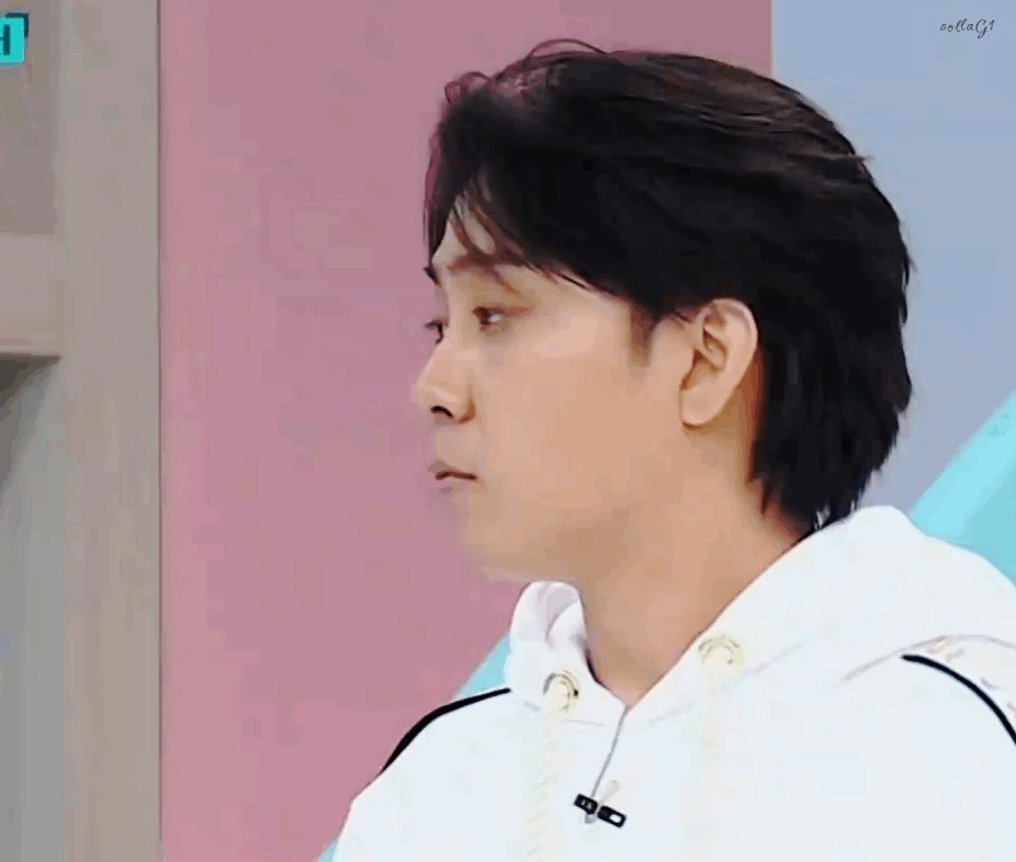 답 맞히는거 보고 흐뭇한 훈훈미소 지으며 자리로 돌아가는 중이신중요한 단서 제공한 오빠#은지원#훈맨정음