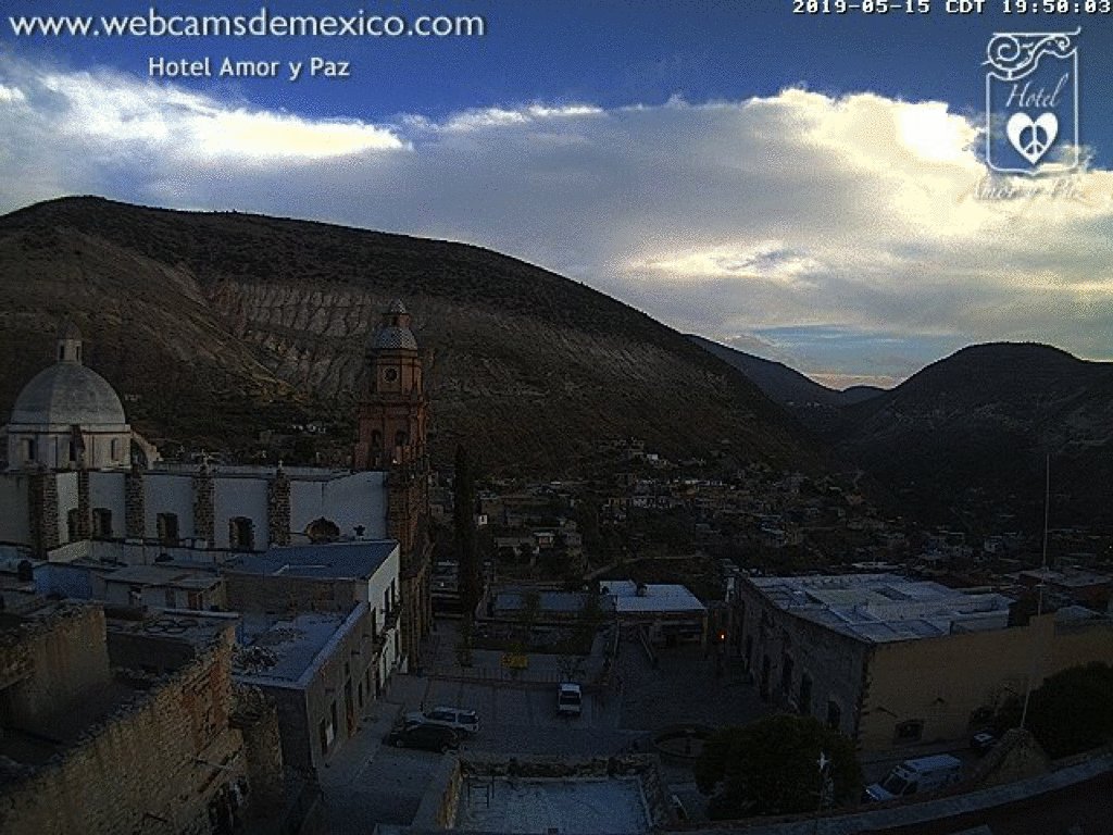 Así la belleza de #RealDeCatorce #PuebloMágico este atardecer. Vista Centro Histórico. Link para ver en tiempo real: http://www.webcamsdemexico.com/webcam-real-de-catorce …#SanLuisPotosí #SLPGIF