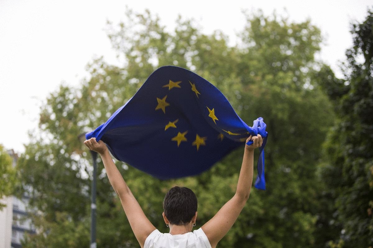 You can shape the future of Europe.
You can exercise your right to vote.
You can persuade your family and friends to vote too.
This is your chance to be heard. #ThisTimeImVoting