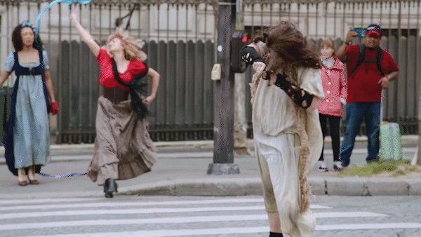 .@JKCorden brought "Les Mis" to a Paris crosswalk and it was, as the French say, "trĂšs extra."
Les MisĂ©rable #CrosswalkTheMusical: http://youtu.be/dF495ERjRUoÂ
#LateLateLondon