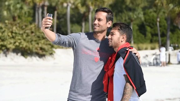 Smile, it's matchday and #NationalSelfieDay 😃  #DCU https://t.co/d8det5Ml6P