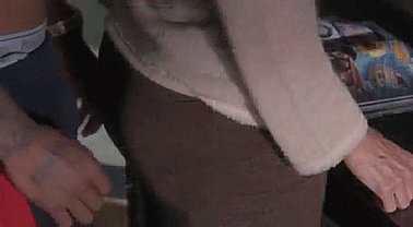 Грубый мужик двух засранок давит пенисом в белоснежном помещении Грубый мужик двух засранок давит пенисом в белоснежном помещении