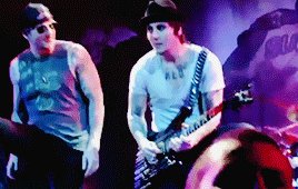 Happy birthday to guitar god Synyster Gates 