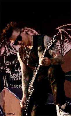 Happy birthday Synyster Gates 