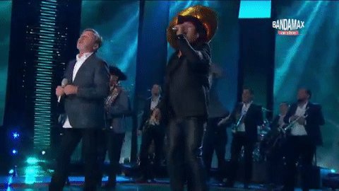 . @julionalvarez y @montanertwiter en el escenario de los #PremiosBandamax2017 interpretando "Me va a extrañar". https://t.co/35RZ1k76BM