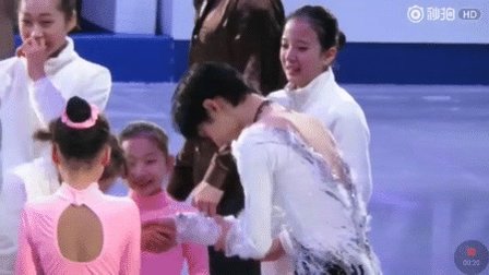 うろおぼえ柳生 あの握手 について補足説明 韓国では目上の人と握手をする時には右手に左手を添えるのが礼儀だそうです 今年の4ccの時の羽生選手は実にスムーズに使い分けされていました 韓国式は完璧なのに天皇陛下に片手はダメですよねえ 日本人なら