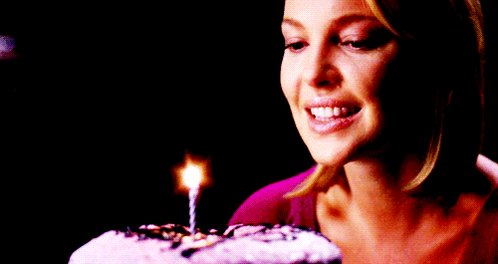 Happy Birthday Katherine Heigl .. Look I got you cake 