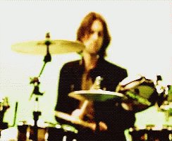  Happy birthday to the best drummer Rob Bourdon!!      