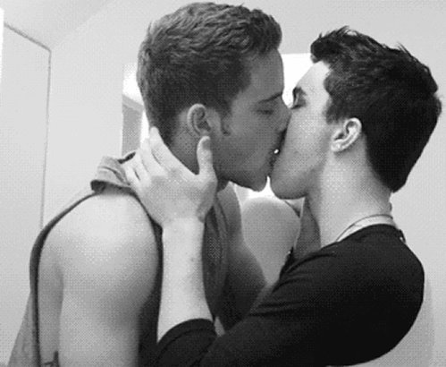 Boys kissing sexy hot teen — photo 11