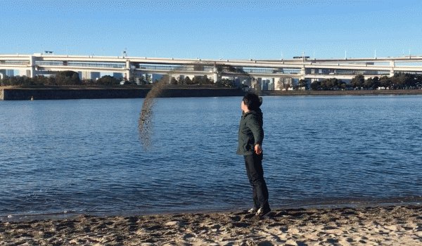 なにそれちょっとかっこいい！w中華鍋で湖に砂を投げ込むと波動が出ているみたい！w