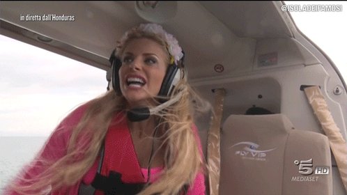 Pubblicità! Approfittatene per chiamare l'inquilina del piano di sotto e convincerla a vedere l'#Isola con voi!