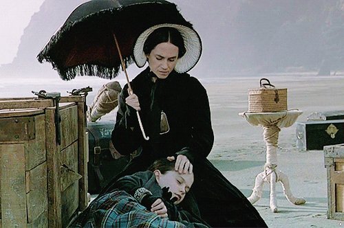 Wishing Holly Hunter a very happy 60th birthday today! What\s your favorite performance of hers? 