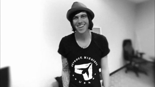 HAPPY BIRTHDAY KELLIN QUINN YOURE AMAZING IVE LOVED YOUR MUSIC FOR SO LONG 