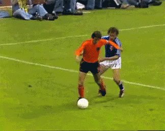 Happy Birthday to legend Johan Cruyff who would have turned 71 today. 

Iconic  