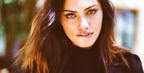 Nem parece que está fazendo 29 anos Happy Birthday Phoebe Tonkin 