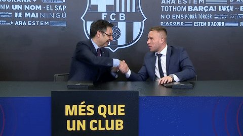 Dh5qvWqWAAAPuQf?format=jpg&name=small - Arthur assina contrato e é apresentado no Barcelona: "Dia mais feliz da minha vida"