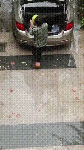 踏んだり蹴ったりｗｗｗ　スイカを持った男性に立て続けに起きるアクシデントがヤバいwww
