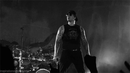 HAPPY BIRTHDAY TO ONE OF THE GREAT SINGERS OF MUSIC, I HOPE THAT YOU MAKE MANY MORE M.SHADOWS 