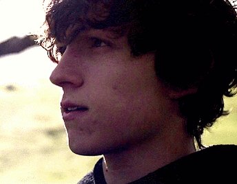 배우 톰 홀랜드가 스파이더맨 역을 하는건 많이들 알고계실거에요! 그러니까 이번에는 영화 '필그리미지'를 영업할게요!!💕 중세스릴러영화라...