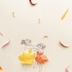 癒されます!花びらが舞う下で女の子が踊って、”うれしいとき”を表現しています!