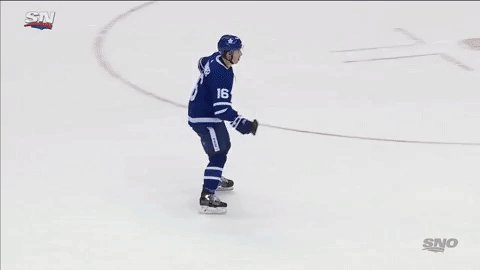 Mitch Marner picks up a new stick on the fly before setting up John Tavares for his 2️⃣nd of the night.
https://sprtsnt.ca/SNNOW
