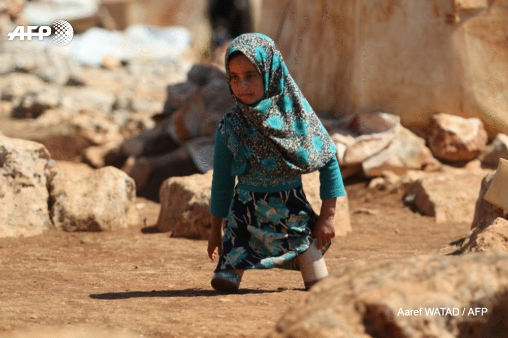 Elle avait ému les réseaux sociaux avec des photos la montrant se traîner au sol avec de fausses prothèses faites de boîtes de conserve. Cinq mois plus tard, la petite Syrienne Maya Merhi peut enfin remarcher grâce à des jambes artificielles http://u.afp.com/oCnG #AFP