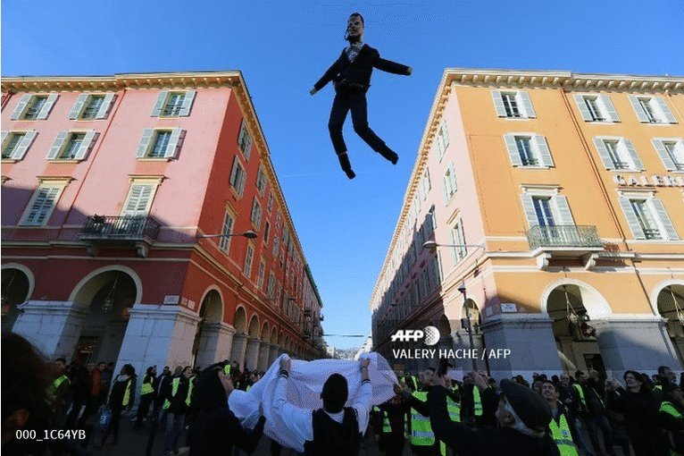 🇫🇷 France's 'yellow vests' mobilise for fresh round of protests http://u.afp.com/JkUC
📷 @ValeryHache @gsouvant @ZakriaAbdelkafi @ludovic_marin
@tofsimon
#AFP #gilletesjaunes #YellowVests