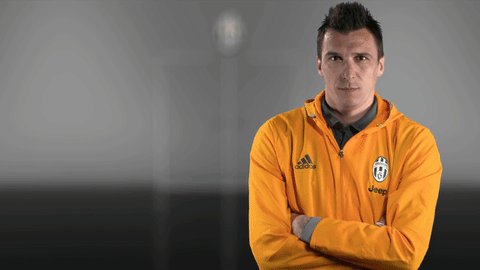 En vísperas de la #Supercoppa se especula que #Mandzukic estará fuera de 3 a 4 meses, incluso iría a cirugía.
#Juventus #NoGood