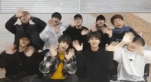 Felicitaciones a los perdidos hermosos por haber debutado juntos y estar haciendo música en estos 300 días, son muy talentosos y son un gran equipo😘😎😁😍 #300DaysWithStrayKids