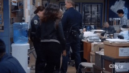 👩🏼🦳👩🏼🦳👩🏼🦳 (@ooporkybelly) on Twitter photo 18/01/2019 04:11:38 jake and rosa climbing on desks is such a mood. #Brooklyn99 jake and rosa climbing on desks is such a mood. #Brooklyn99