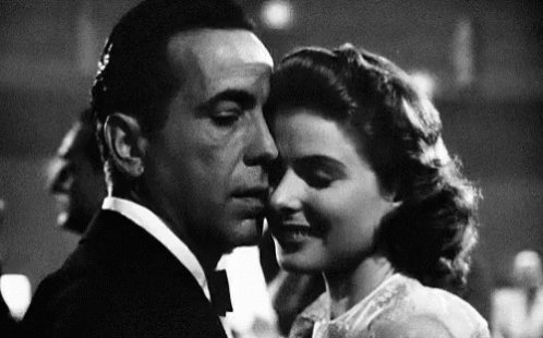 Murieron los domingos de manos clandestinas, a oscuras. Derruyeron el decrépito cine, hicieron un hotel. Una rescató una bobina de las ruinas: Casablanca. Otra calculó donde estuvo la pantalla. Reservaron la 127, para amarse donde Lisa y Rick se besaron. Así fue.
#microrrelato