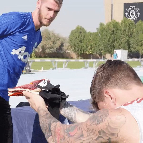 A first real @D_DeGea save of the day, as our no.1 catches Mitrovic's goal-bound header. #DaveSaves
Meanwhile, @McTominay10 is on for @PaulPogba. #MUFC #FULMUN