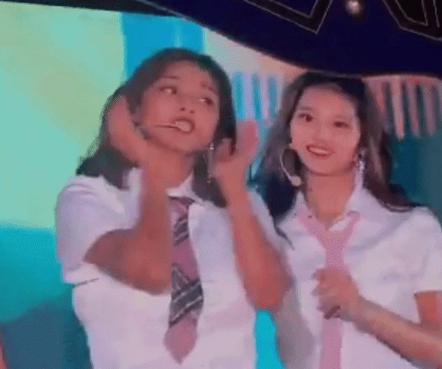 one of the cutest SaHyo moment 😚