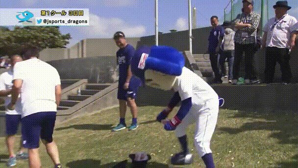 中日ドラゴンズのドアラが報道陣に襲い掛かる 話題の画像プラス 中日ドラゴンズのドアラが報道陣に襲い掛かる 話題の画像プラス