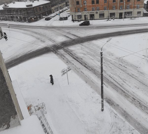 Next time a city official tells you: "we don't have space for pedestrians and cyclists". Love this gif by @otucis!