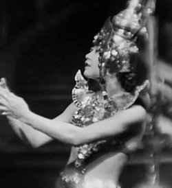Anna May Wong "died a thousand deaths" on screen in Hollywood, so she left for Europe, where she was feted as a star. Here she is in 1929's Piccadilly. More on Anna May in Ep 20 of our podcast: https://bit.ly/2SEpIyk