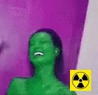 Gif da Andressa Urach pintada de verde, fazendo expressões 