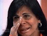 GiF da Gretchen, chorando e enxugando as lagrimas com a mão