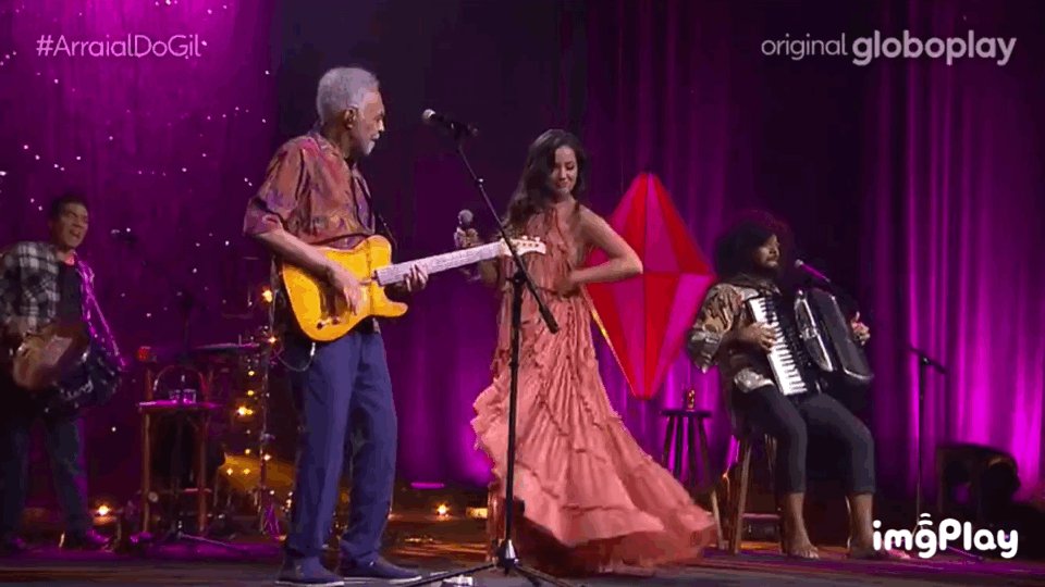 A Juliette tem que seguir a carreira de cantora. Nasceu pra isso. Tá lindamente cantando com Gil, e cantar do lado desse homem não é das missões mais fáceis.
ARRAIAL GIL E JULIETTE https://t.co/9OnChaI5rI