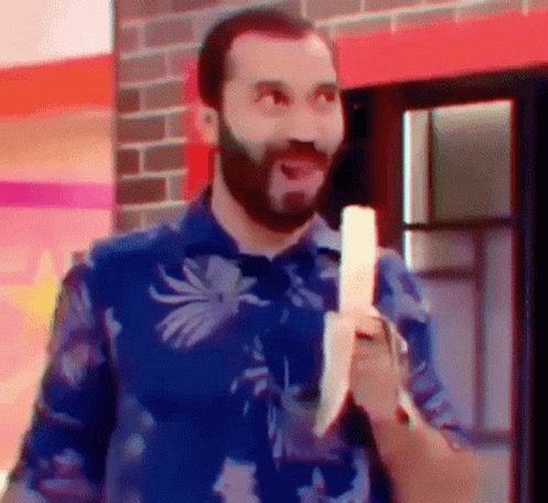 Gil do vigor comendo uma banana