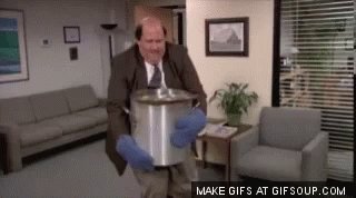 kevin de the office estabanado derrubando uma panela de comi