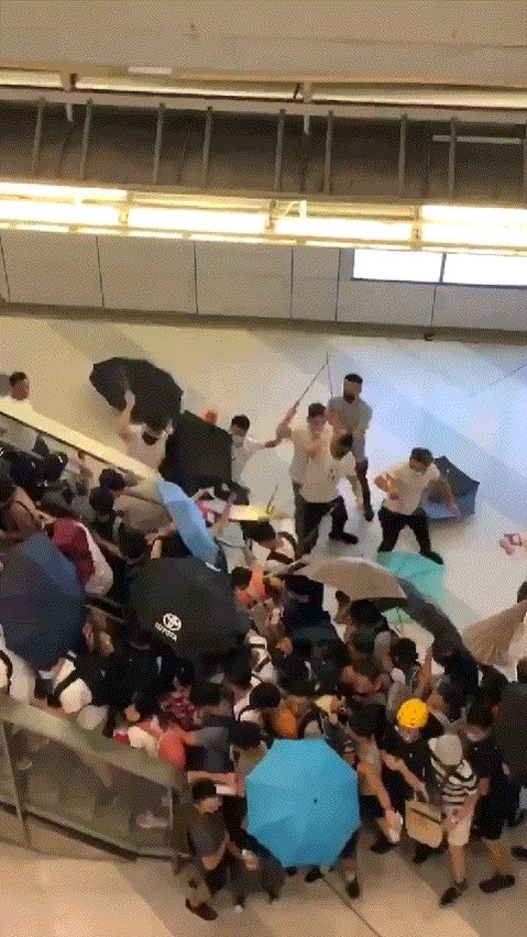 무슨 일이 일어나고 있나요? (@go1rani) on Twitter photo 21/07/2019 23:15:08 홍콩 시위대를 향해 무차별적인 기습 폭행 사건 발생 흰옷을 입고 마스크를 한 남성들이 떼를 지어 시위대를 폭행했으며 사태가 진정된 이후에서야 경찰이 도착함 홍콩 시위대를 향해 무차별적인 기습 폭행 사건 발생 흰옷을 입고 마스크를 한 남성들이 떼를 지어 시위대를 폭행했으며 사태가 진정된 이후에서야 경찰이 도착함