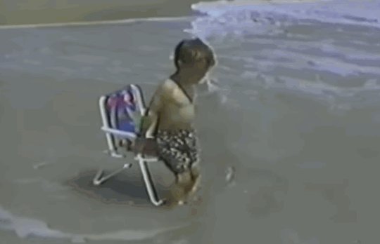 ¡Ni 10 segundos! Con los peques cerca del agua nunca bajes la guardia.Aplica la NORMA 10/20 de seguridad infantil: 👀 mirar al menor cada 10" y 🚶♀️ llegar a él antes de los 20".Tú también puedes hacer un #VeranoSeguro. #Vacaciones2019 🌅🏖
