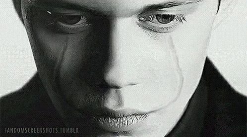Happy 29th birthday to current Pennywise actor Bill Skarsgard 