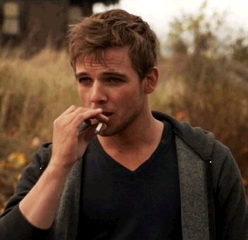BATES MOTEL star Max Thieriot turns 31 years old today. Happy birthday!

I miss that show... 